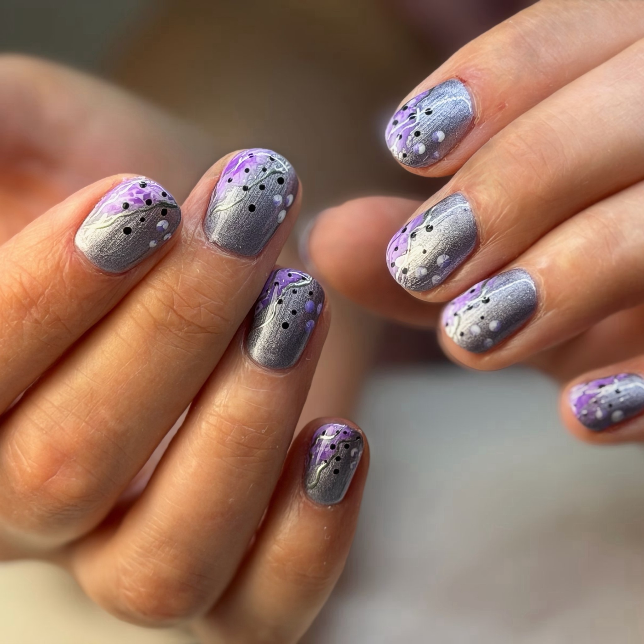 Silver gel nails with lilac and white dotted nail art